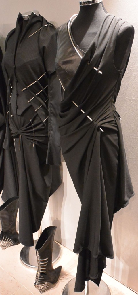 フェティッシュでアートのようなドレスと靴 Kei Kagami @TRANOI