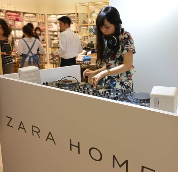 オープニングパーティーにはDJも