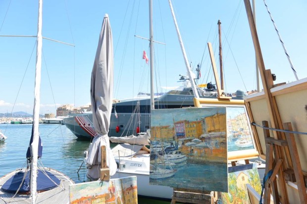 サントロペの港では、絵画を販売するマルシェも開かれています