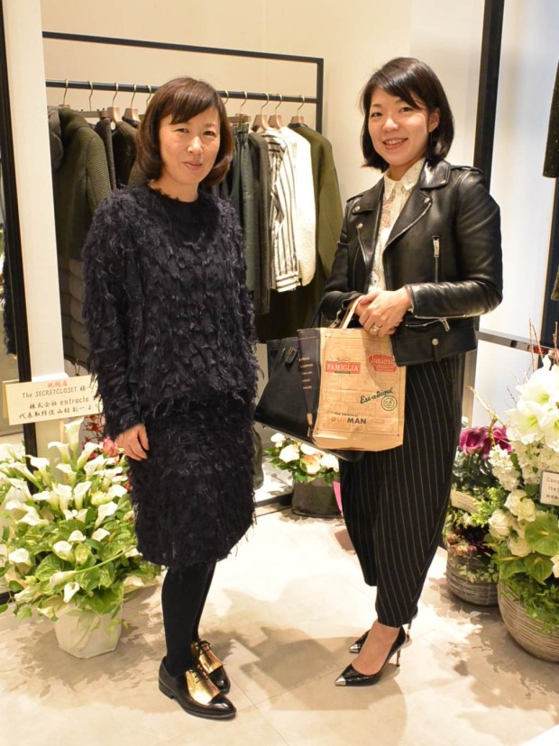 お祝いに駆けつけた元三越伊勢丹バイヤーで現J＆Co.ファッションオフィスの北澤淳子さん(右)と小野瀬慶子さん