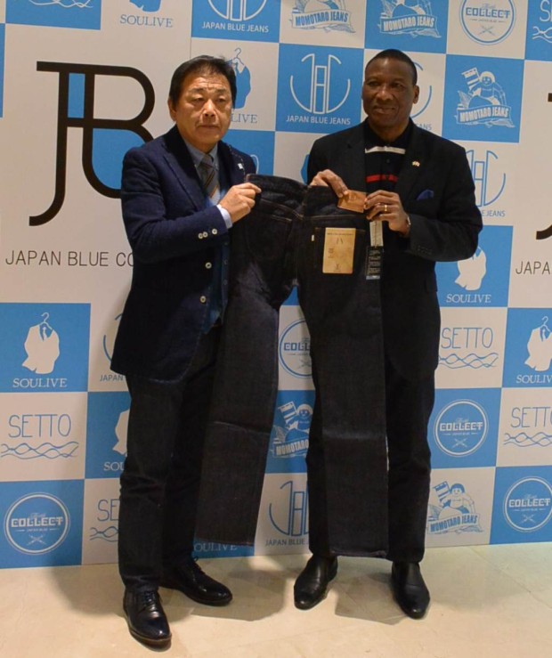 ジェローム・クロー・ウェヤ駐日コートジボワール大使(右)と眞鍋寿男ジャパンブルー社長(左)